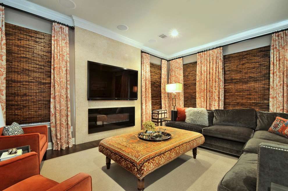 Diseño de salón actual con chimenea lineal, televisor colgado en la pared y cortinas