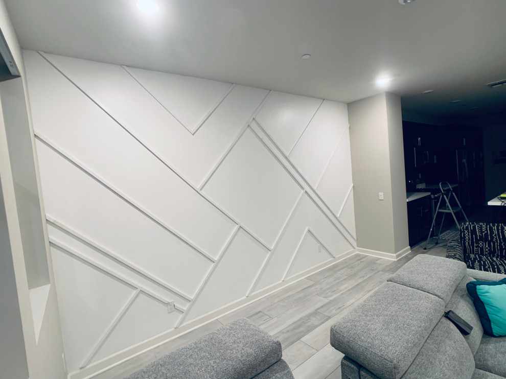 Mittelgroßes Klassisches Wohnzimmer mit weißer Wandfarbe, hellem Holzboden und grauem Boden in San Diego