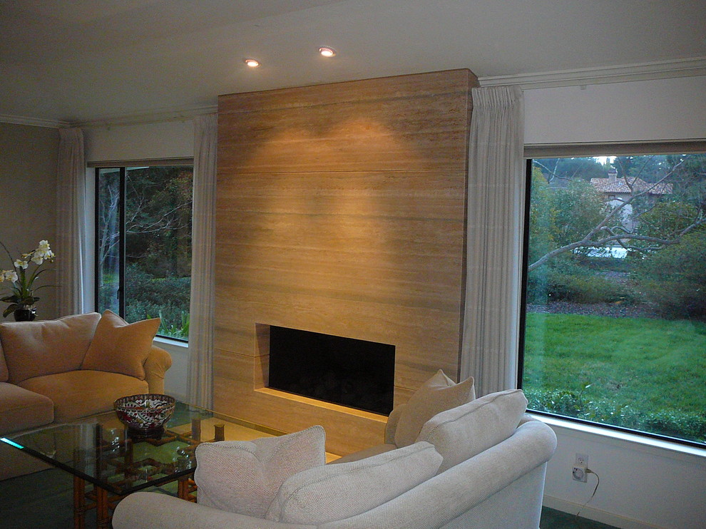 Стильный дизайн: гостиная комната в стиле модернизм с горизонтальным камином и фасадом камина из дерева - последний тренд
