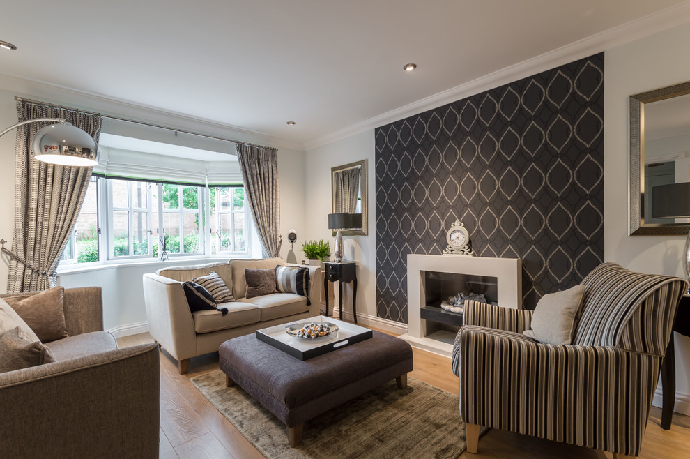 Modernes Wohnzimmer mit bunten Wänden in Buckinghamshire