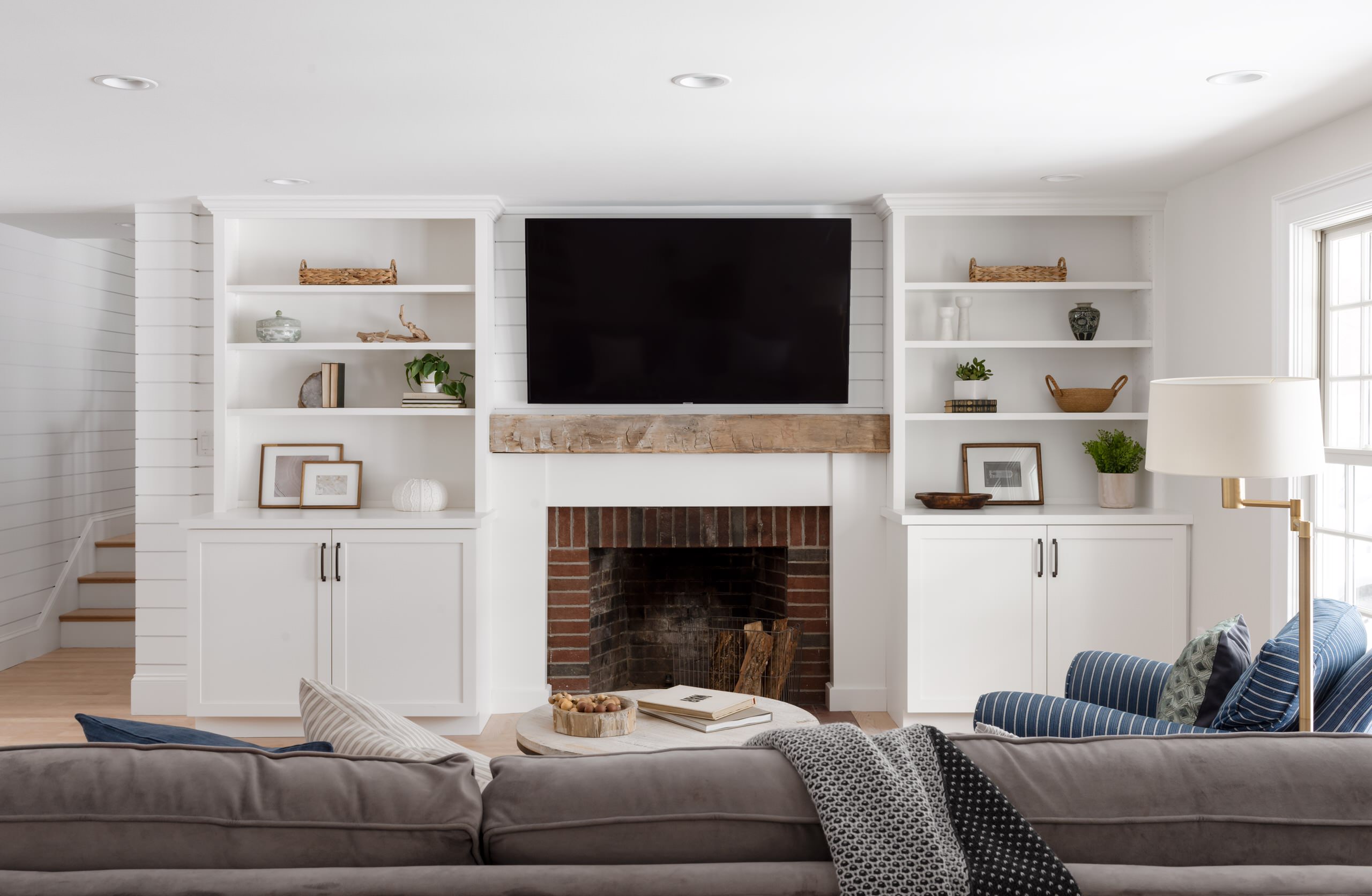 Transform Your Living Room: Chic Built-Ins with Fireplace 🏡