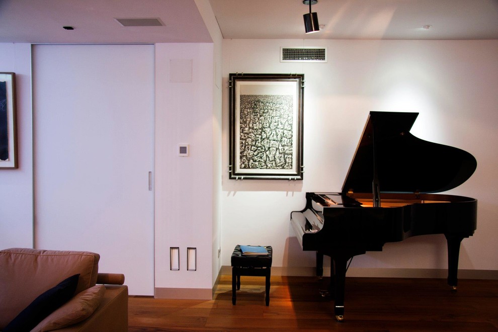 Immagine di un grande soggiorno moderno con sala della musica