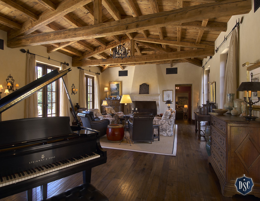 На фото: изолированная гостиная комната в средиземноморском стиле с музыкальной комнатой и стандартным камином без телевизора