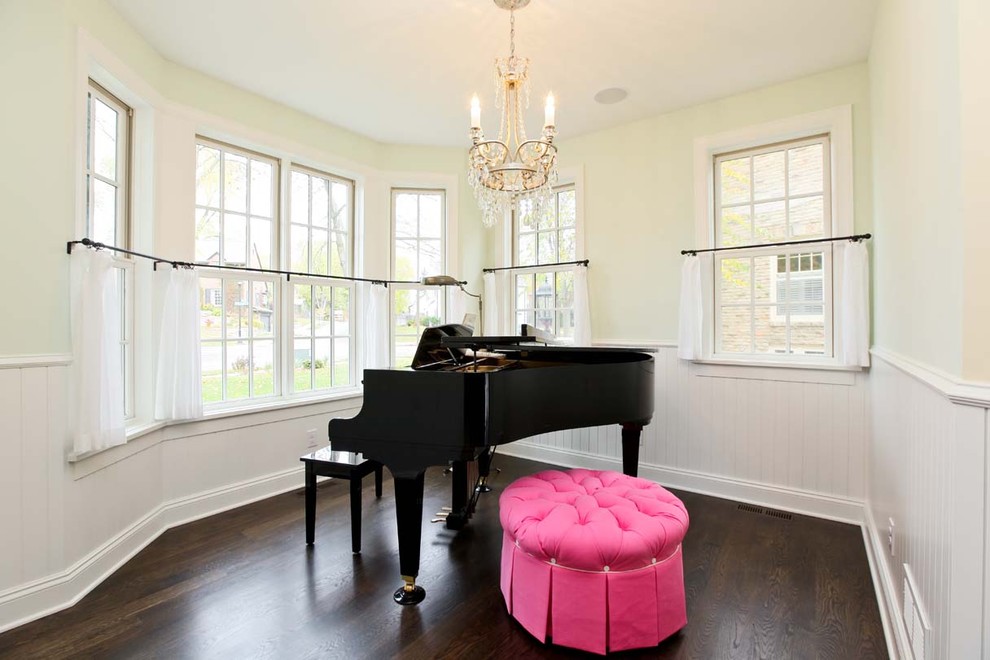 Источник вдохновения для домашнего уюта: гостиная комната в классическом стиле с музыкальной комнатой, желтыми стенами, коричневым полом и красивыми шторами