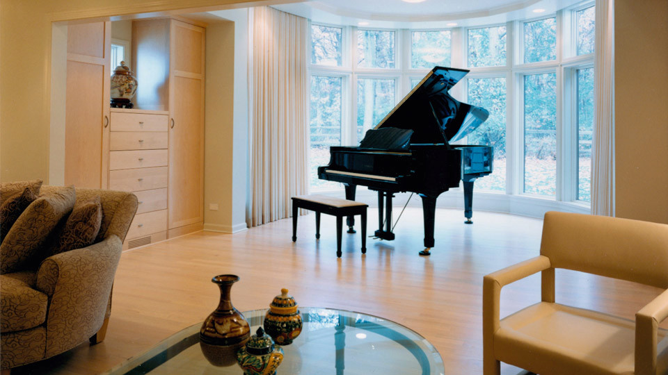 Imagen de salón con rincón musical abierto contemporáneo grande sin chimenea y televisor con paredes beige y suelo de madera clara