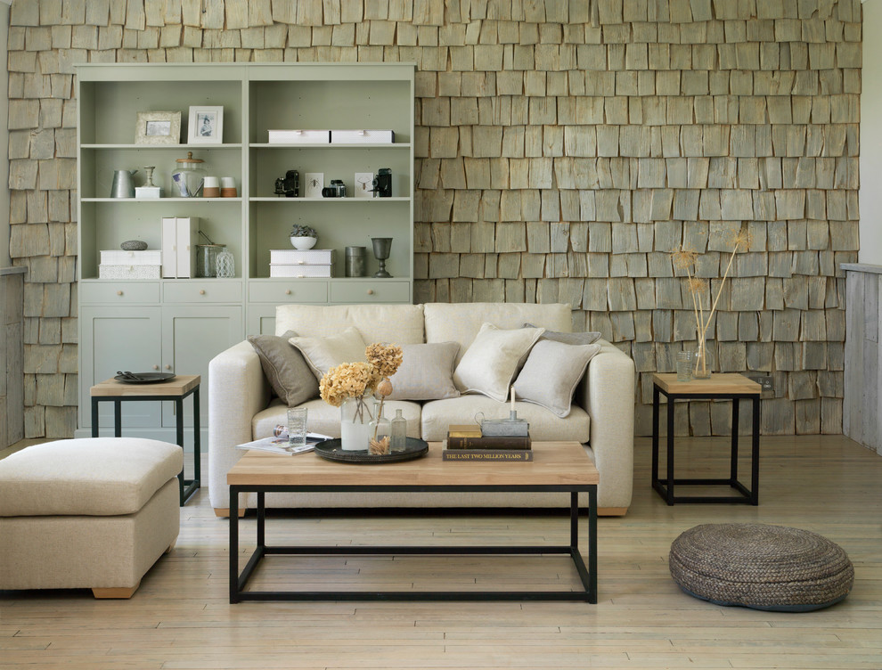 Großes, Repräsentatives Modernes Wohnzimmer mit beiger Wandfarbe und braunem Holzboden in Hampshire