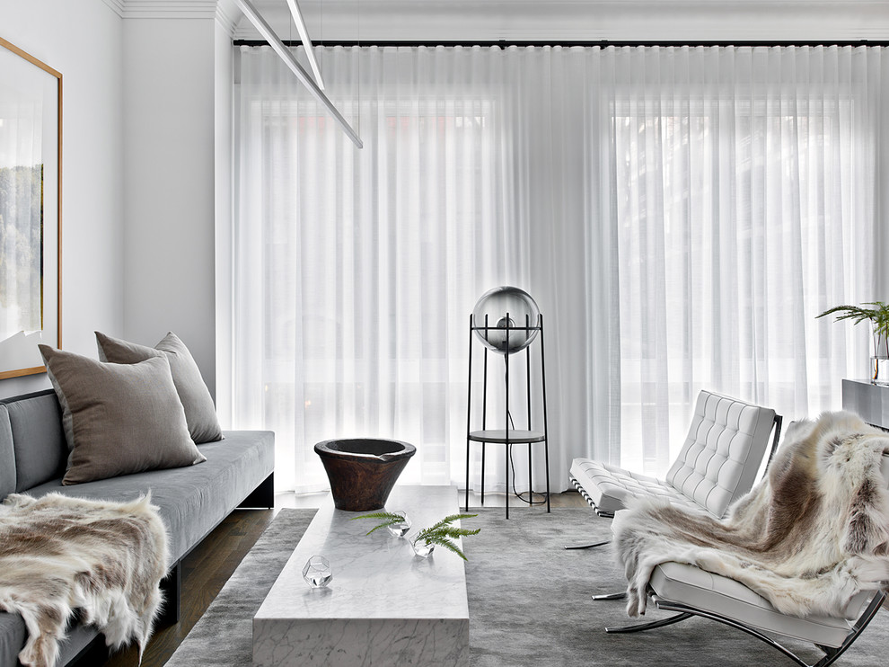 Foto di un soggiorno contemporaneo con sala formale, pareti bianche e parquet scuro