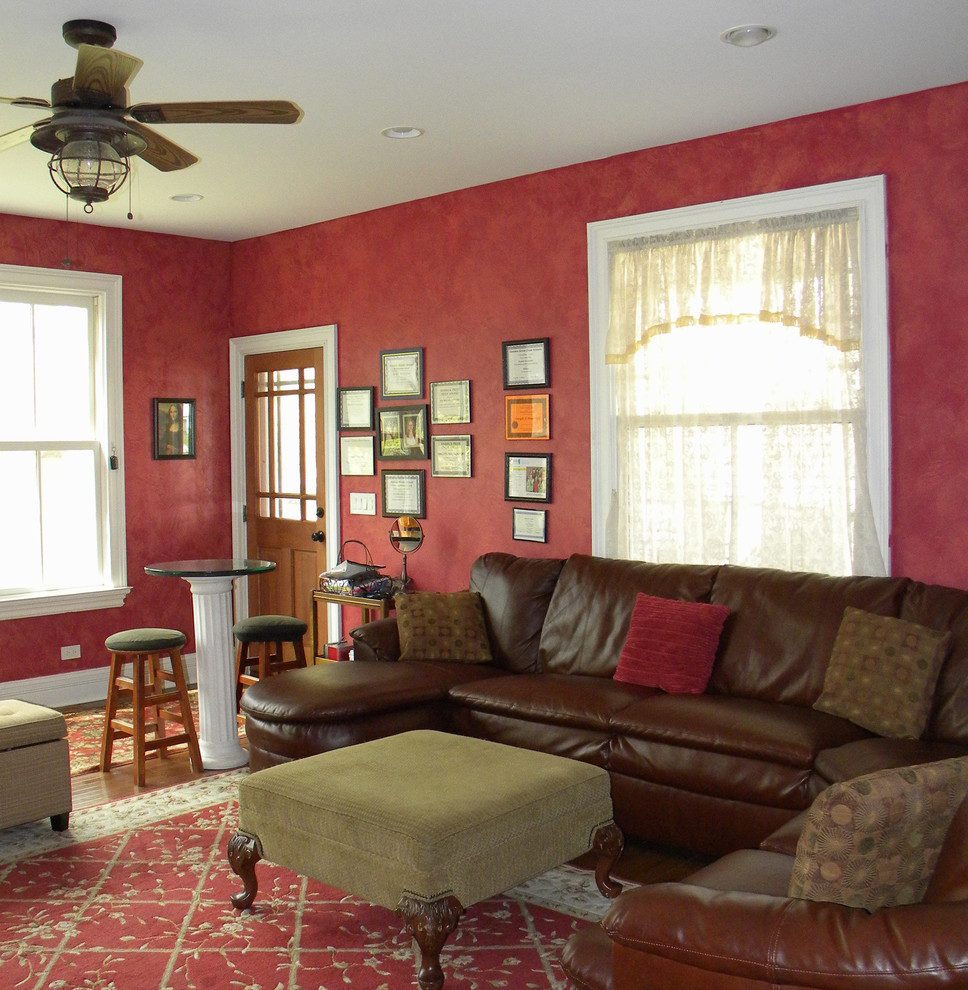 Пример оригинального дизайна: открытая, парадная гостиная комната среднего размера, в белых тонах с отделкой деревом в викторианском стиле с красными стенами, паркетным полом среднего тона, стандартным камином, фасадом камина из дерева, телевизором на стене, коричневым полом, потолком с обоями, обоями на стенах и ковром на полу