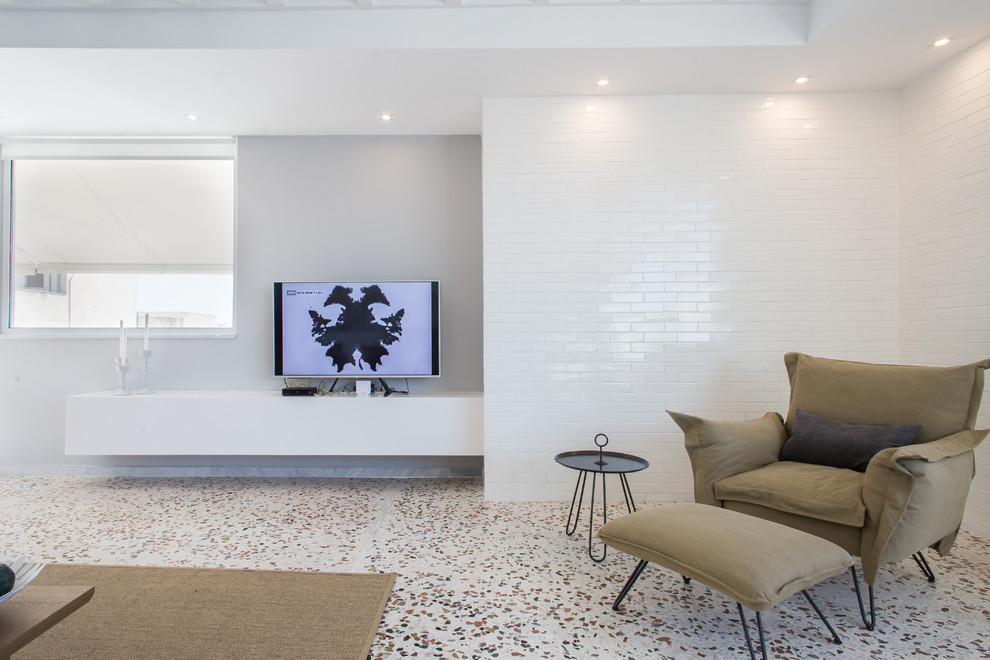 Пример оригинального дизайна: большая открытая гостиная комната в стиле ретро с белыми стенами, отдельно стоящим телевизором и белым полом