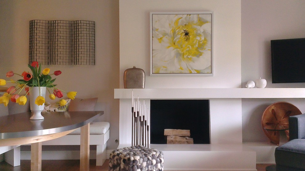 Immagine di un piccolo soggiorno contemporaneo aperto con pareti bianche, parquet chiaro, cornice del camino in pietra e porta TV ad angolo
