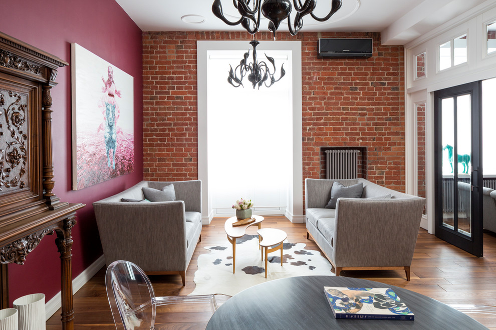 Abgetrenntes Stilmix Wohnzimmer mit rosa Wandfarbe, braunem Holzboden und braunem Boden in London