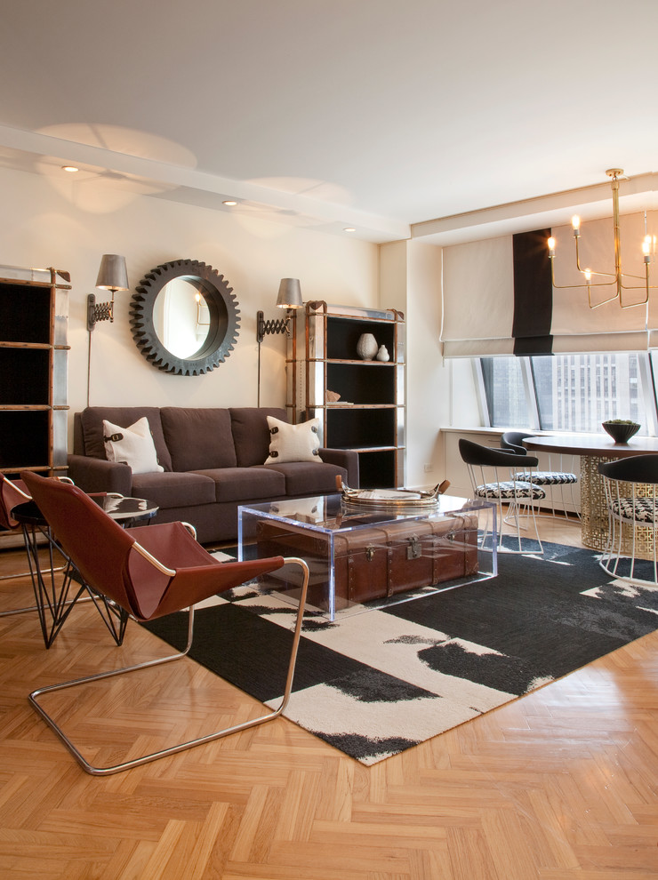 Modernes Wohnzimmer mit hellem Holzboden in New York