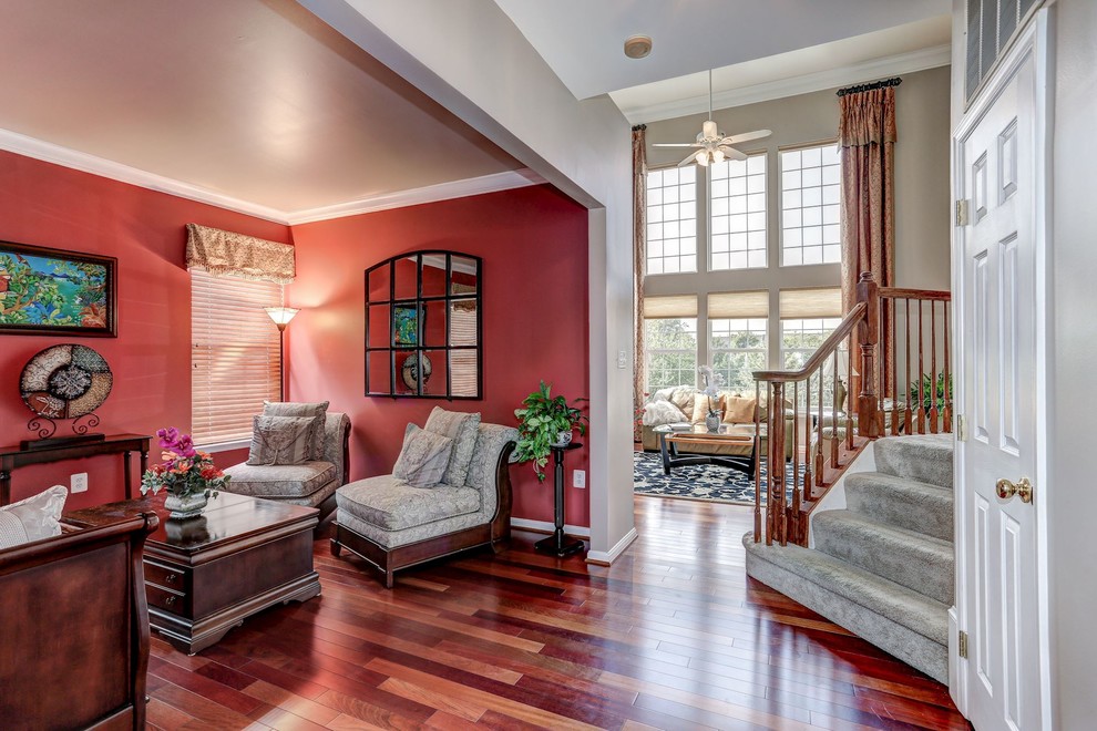 Kleines Modernes Wohnzimmer mit roter Wandfarbe und braunem Holzboden in Washington, D.C.