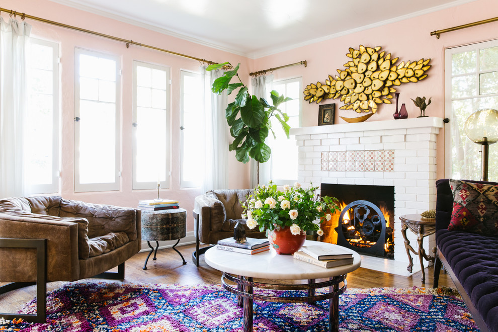 Immagine di un soggiorno boho chic di medie dimensioni e chiuso con sala formale, pareti rosa, parquet scuro, camino classico e cornice del camino in mattoni