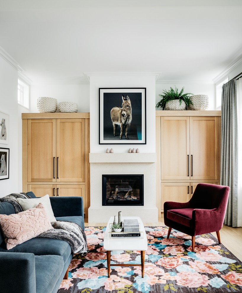 Repräsentatives, Abgetrenntes Klassisches Wohnzimmer mit weißer Wandfarbe, hellem Holzboden, Kamin und beigem Boden in San Francisco