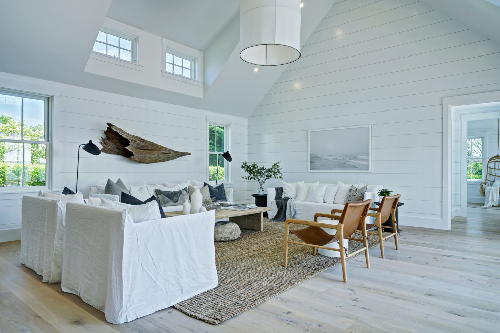 Пример оригинального дизайна: парадная гостиная комната в морском стиле с белыми стенами и светлым паркетным полом без камина