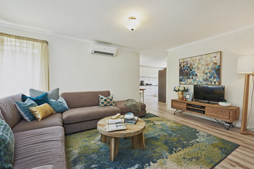 Mittelgroßes, Offenes Klassisches Wohnzimmer mit weißer Wandfarbe und freistehendem TV in Melbourne
