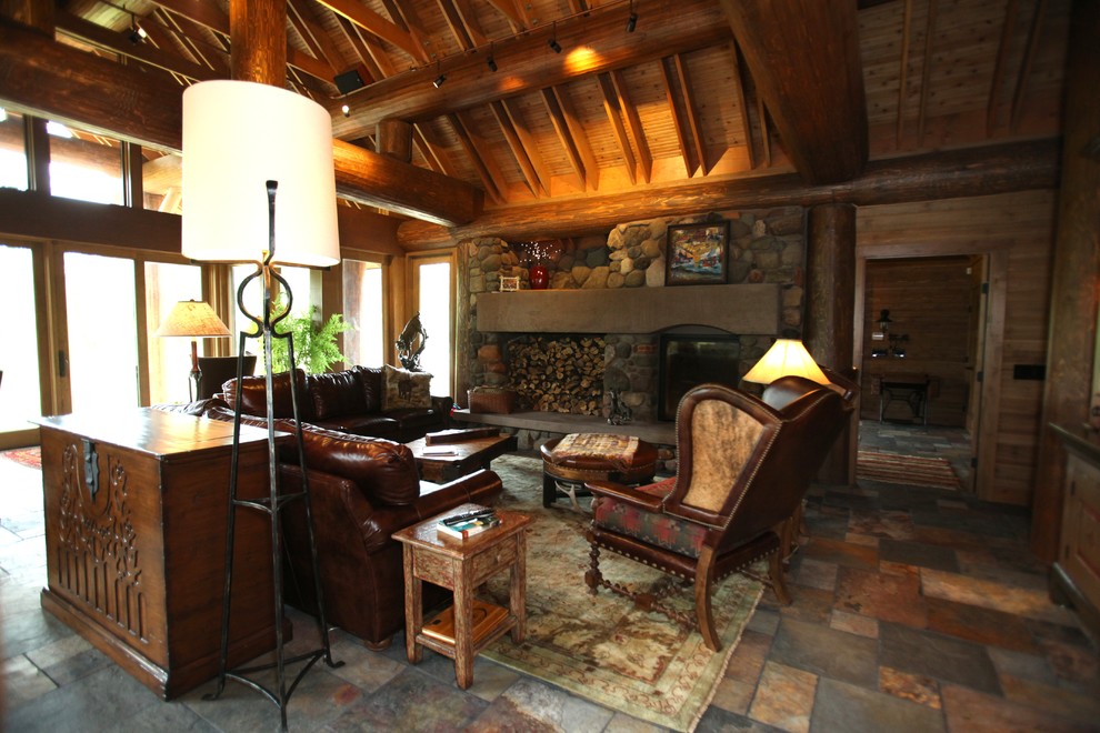 Foto de salón tipo loft rural extra grande con suelo de madera oscura, todas las chimeneas y pared multimedia