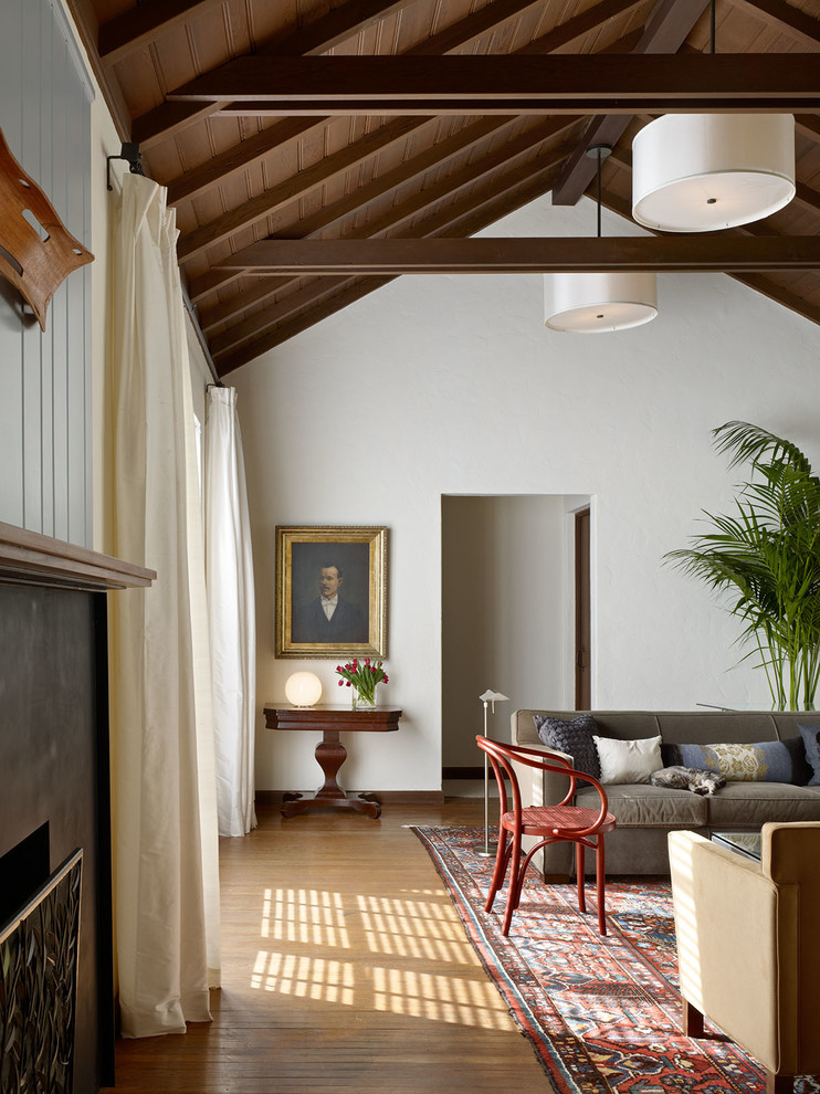 Diseño de salón contemporáneo con paredes blancas y suelo de madera en tonos medios