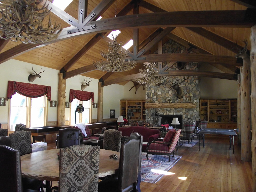 Idéer för mycket stora rustika vardagsrum, med beige väggar, mellanmörkt trägolv, en standard öppen spis och en spiselkrans i trä