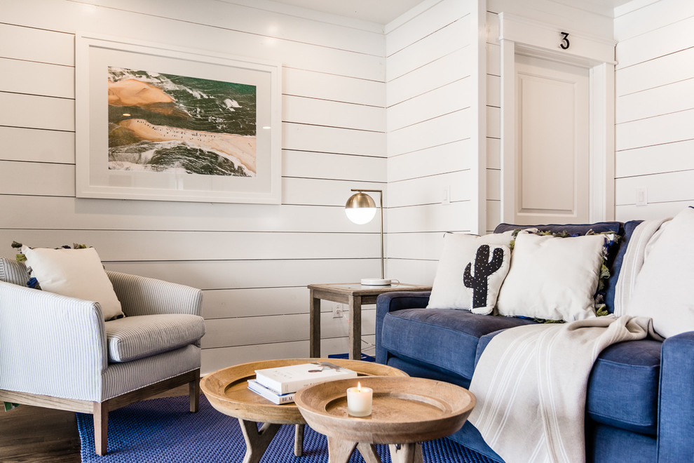 Источник вдохновения для домашнего уюта: гостиная комната в морском стиле с белыми стенами, темным паркетным полом и коричневым полом