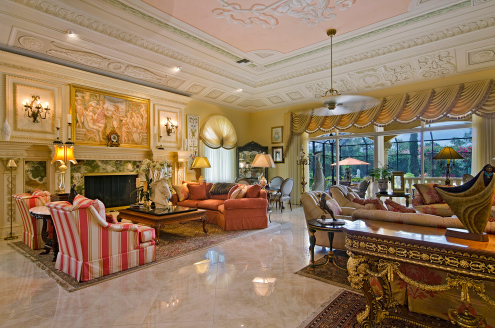 Пример оригинального дизайна: парадная, открытая гостиная комната в средиземноморском стиле с желтыми стенами, стандартным камином, мраморным полом и фасадом камина из камня без телевизора