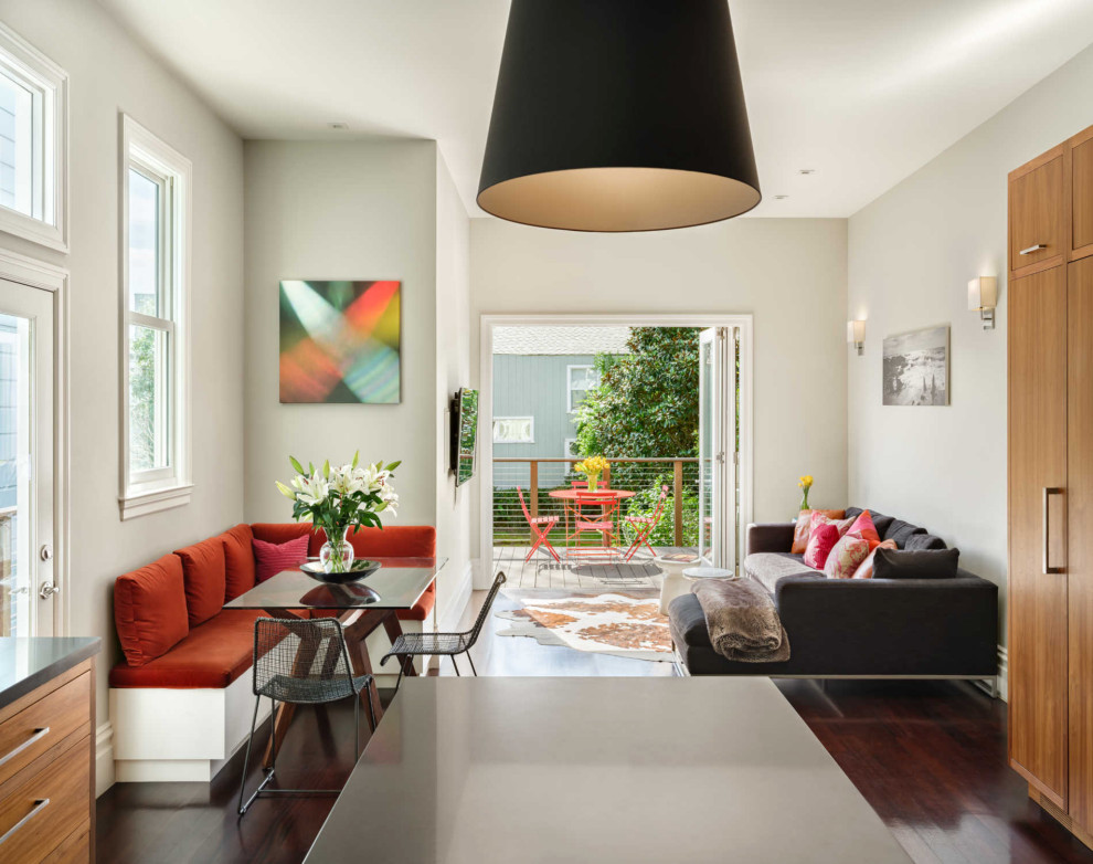 Idee per un soggiorno design aperto con pareti grigie, parquet scuro e pavimento marrone