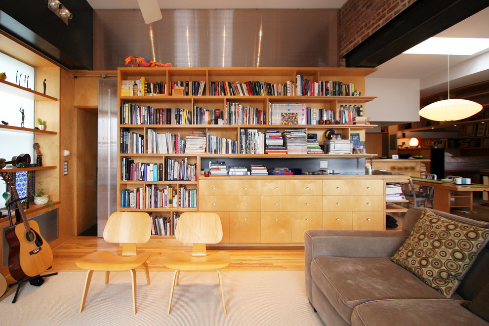 Diseño de biblioteca en casa minimalista con suelo de madera en tonos medios