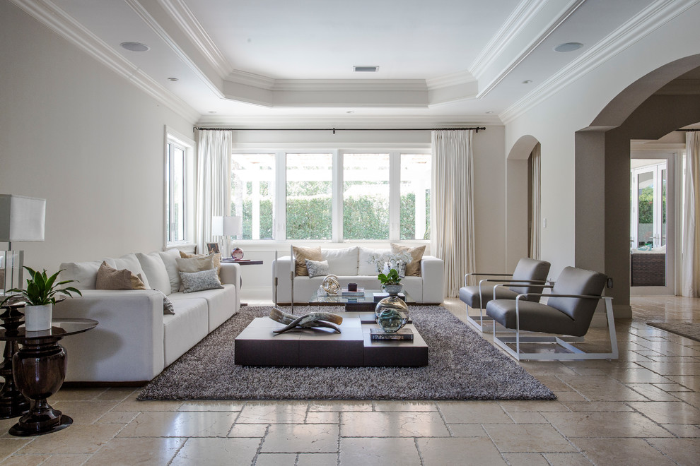 Großes, Repräsentatives, Offenes Modernes Wohnzimmer mit beiger Wandfarbe, Travertin und beigem Boden in Miami