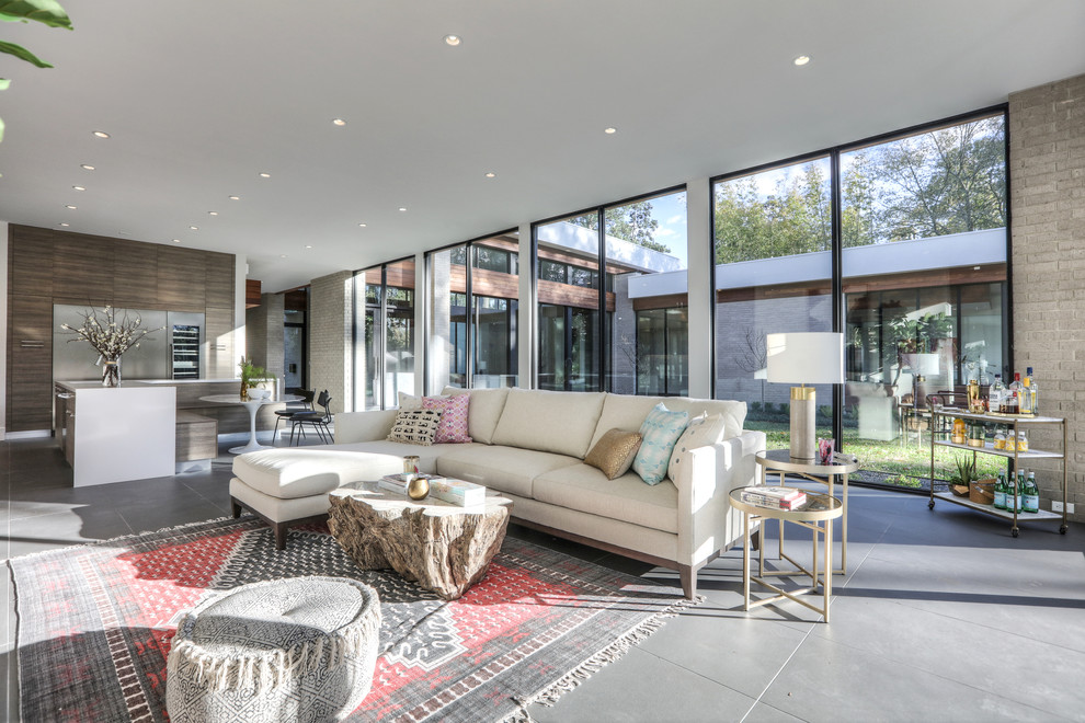 Großes, Offenes Modernes Wohnzimmer mit weißer Wandfarbe, grauem Boden und Porzellan-Bodenfliesen in Houston