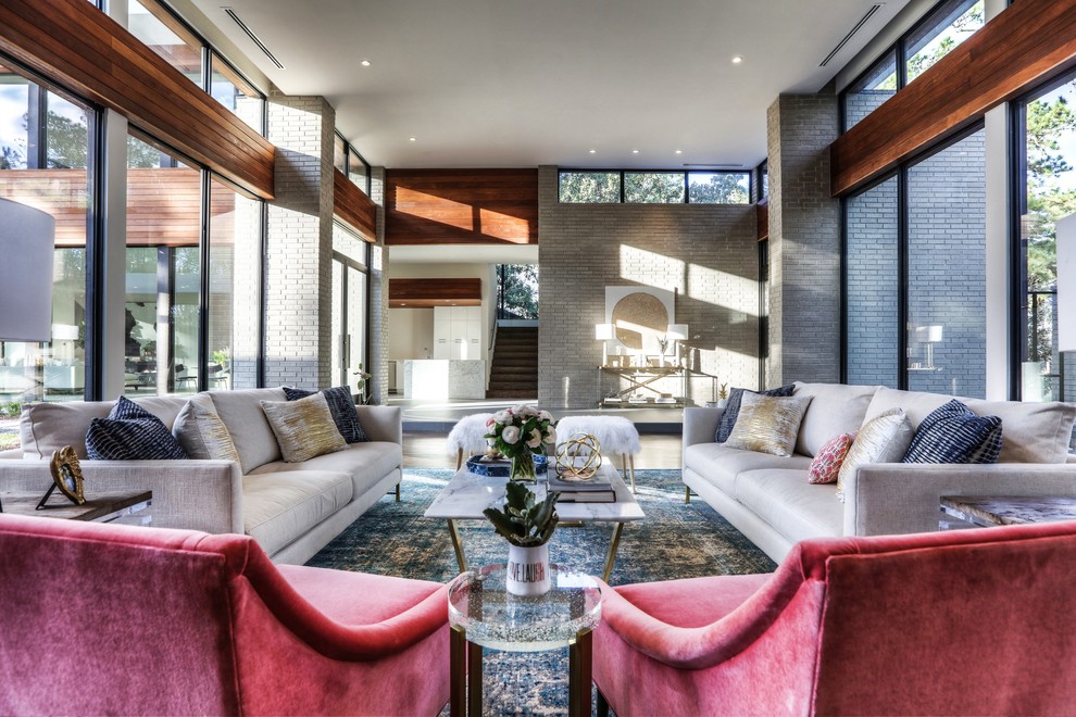 Immagine di un grande soggiorno minimalista aperto con pareti bianche, parquet chiaro e pavimento marrone
