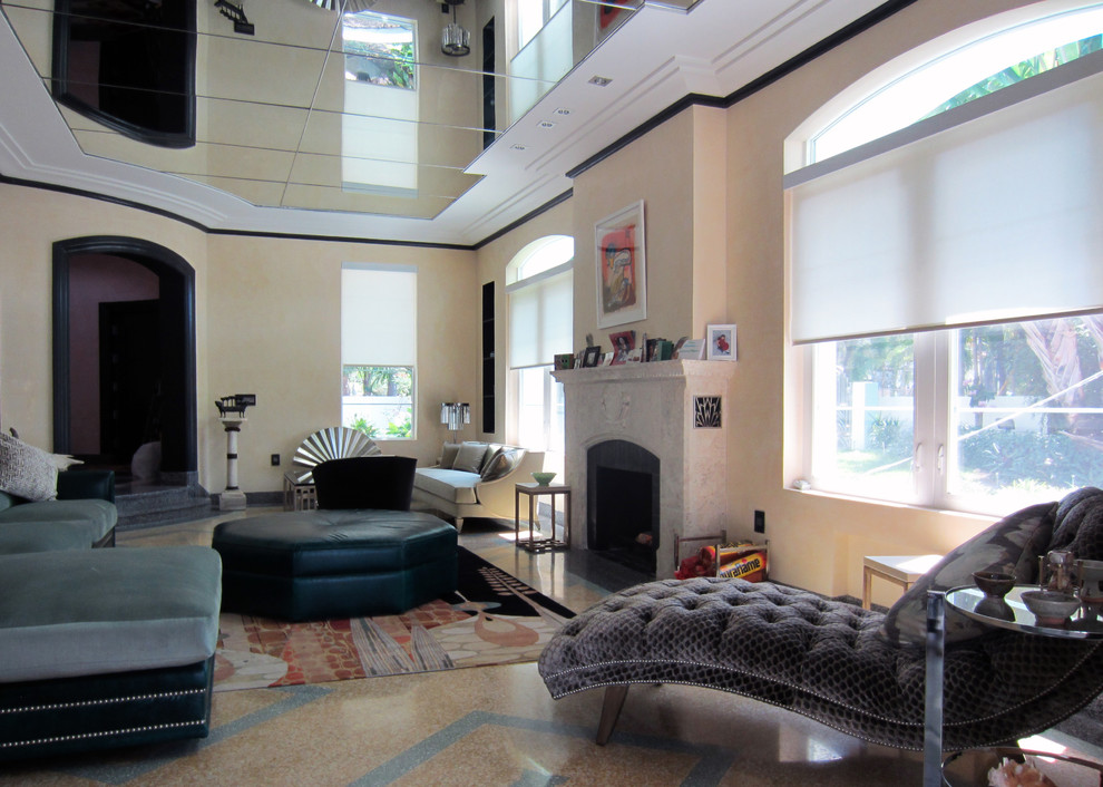 Immagine di un grande soggiorno eclettico aperto con sala formale, pareti gialle, pavimento in marmo, camino classico e cornice del camino in pietra
