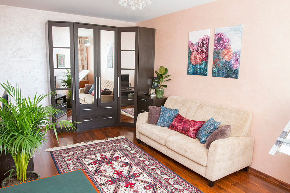 Источник вдохновения для домашнего уюта: открытая гостиная комната среднего размера в стиле фьюжн с розовыми стенами, ковровым покрытием и отдельно стоящим телевизором