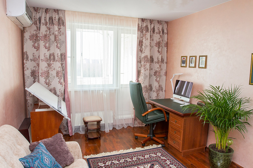 Modelo de salón abierto bohemio de tamaño medio con paredes rosas, moqueta y televisor independiente