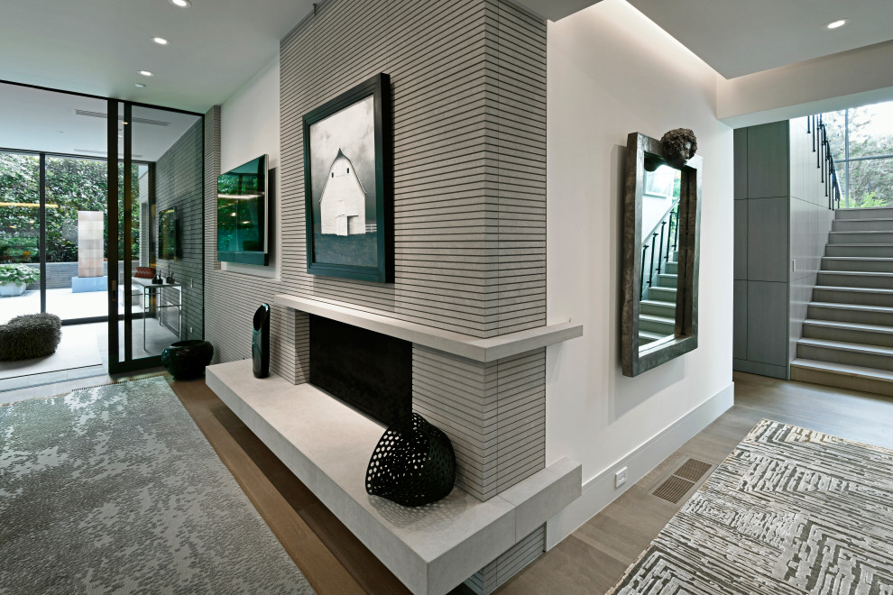 Imagen de salón abierto minimalista con todas las chimeneas y marco de chimenea de piedra