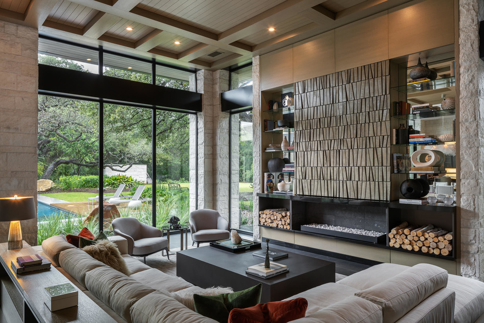 Modernes Wohnzimmer mit grauer Wandfarbe, Gaskamin und schwarzem Boden in Austin