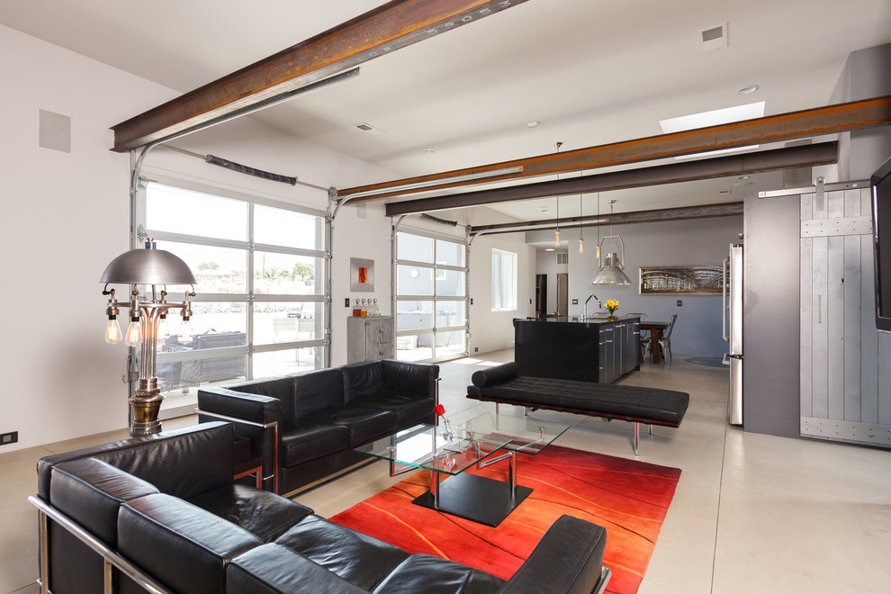 Стильный дизайн: открытая гостиная комната в стиле лофт с бетонным полом и белыми стенами - последний тренд