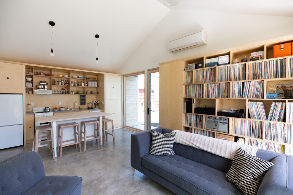 Offenes Modernes Wohnzimmer mit weißer Wandfarbe, Betonboden und grauem Boden in Portland
