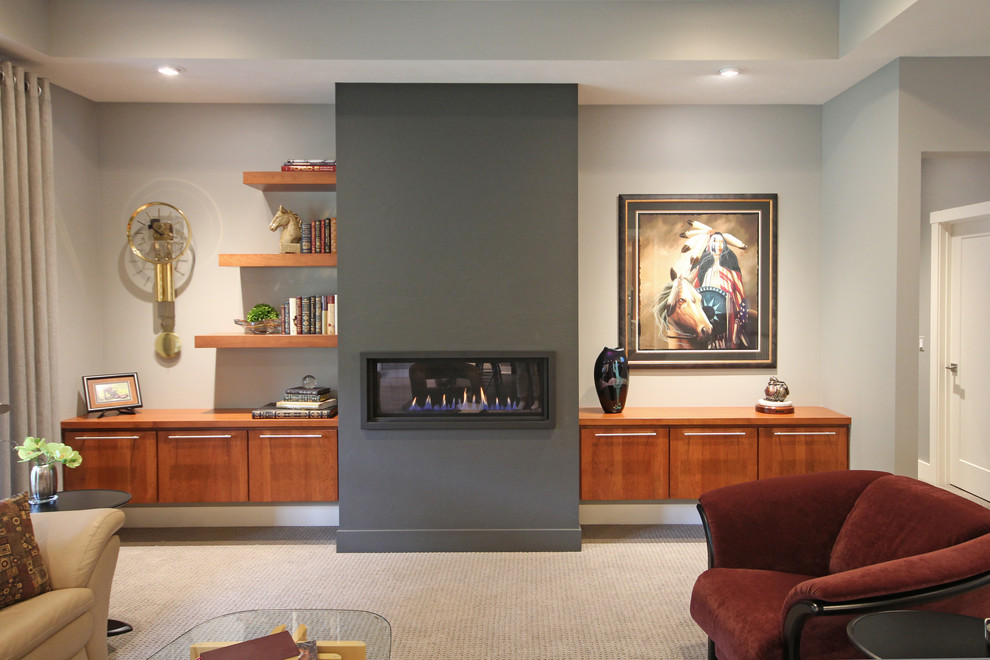 Mittelgroßes, Fernseherloses, Offenes Modernes Wohnzimmer mit grauer Wandfarbe, Teppichboden, Hängekamin und Kaminumrandung aus Metall in Grand Rapids