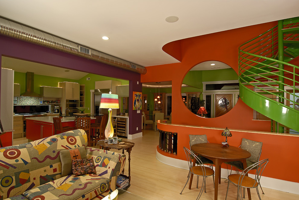 Inspiration för mellanstora eklektiska allrum med öppen planlösning, med orange väggar, ljust trägolv, en standard öppen spis och en spiselkrans i metall