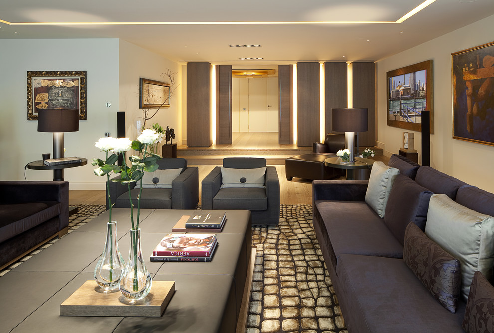 Imagen de salón para visitas abierto tradicional grande sin televisor con paredes beige y suelo de madera en tonos medios