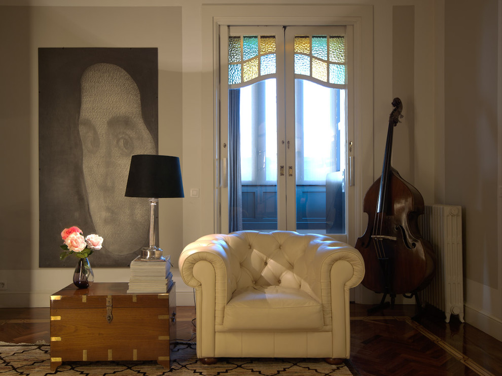 Mittelgroßes, Repräsentatives, Fernseherloses, Offenes Modernes Wohnzimmer ohne Kamin mit grauer Wandfarbe in Barcelona