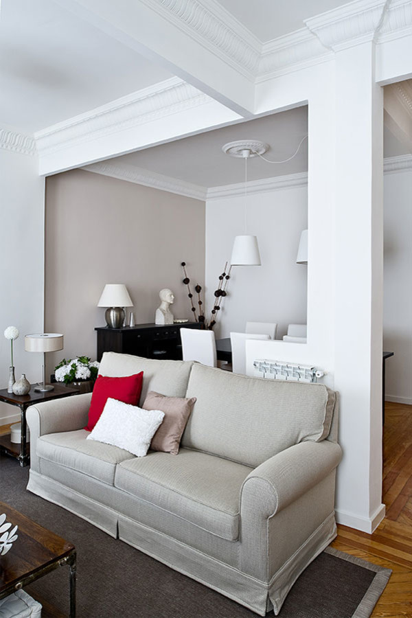 Modelo de salón para visitas abierto minimalista de tamaño medio sin chimenea y televisor con paredes multicolor y suelo de madera en tonos medios