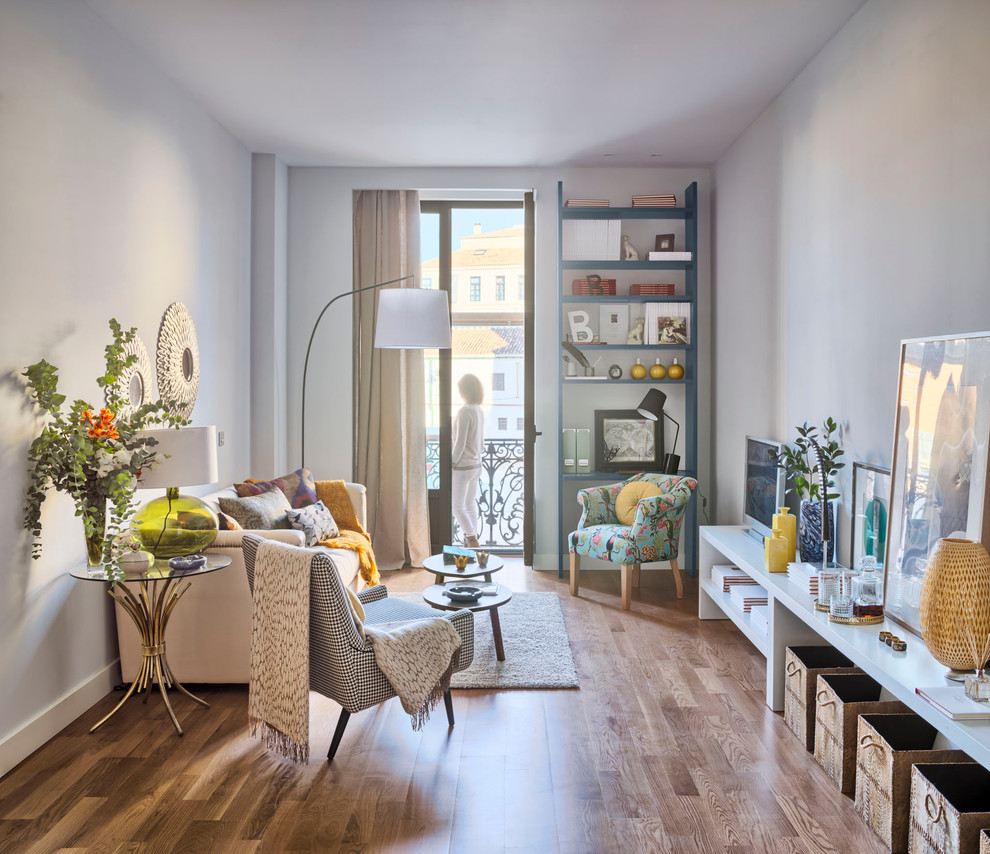 Mittelgroßes, Repräsentatives, Abgetrenntes Eklektisches Wohnzimmer ohne Kamin mit weißer Wandfarbe, braunem Holzboden und Multimediawand in Malaga