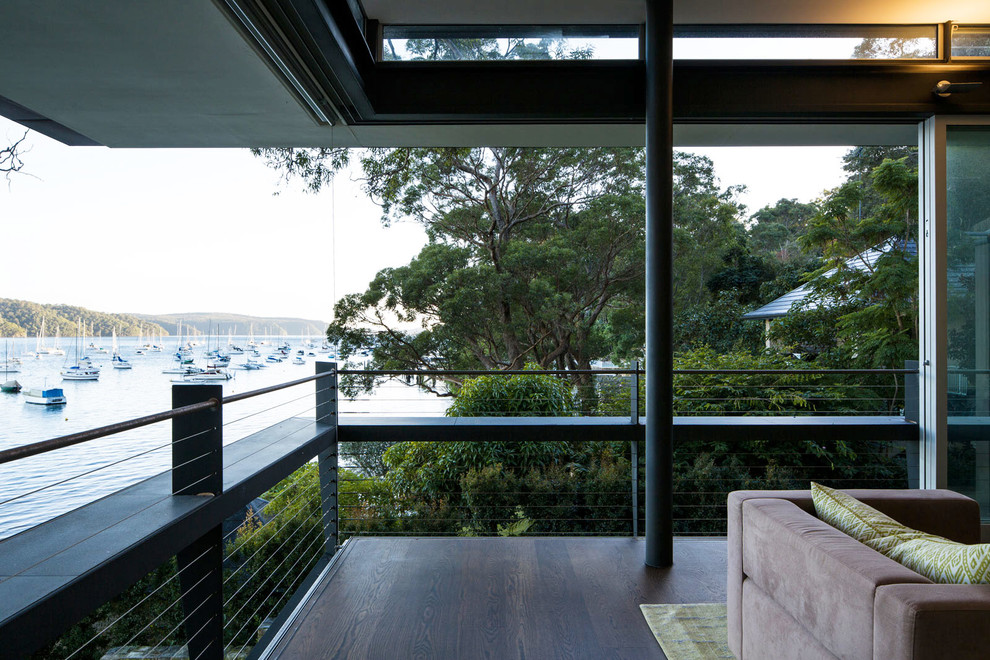 Geräumiges, Repräsentatives, Offenes Modernes Wohnzimmer mit weißer Wandfarbe und dunklem Holzboden in Sydney