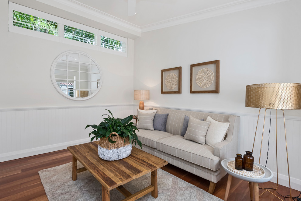 Mittelgroßes Klassisches Wohnzimmer mit weißer Wandfarbe, braunem Holzboden und braunem Boden in Sydney