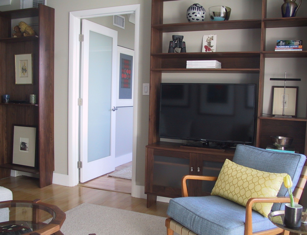 Abgetrenntes, Mittelgroßes Modernes Wohnzimmer mit grauer Wandfarbe und hellem Holzboden in Miami