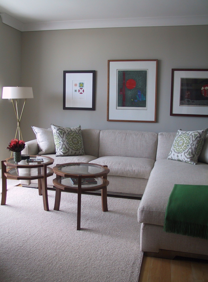 Свежая идея для дизайна: изолированная, парадная гостиная комната среднего размера в современном стиле с светлым паркетным полом, серыми стенами и бежевым полом без камина, телевизора - отличное фото интерьера