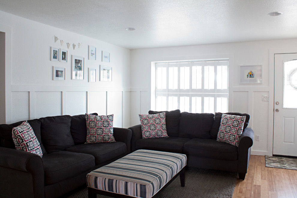 Großes, Offenes Maritimes Wohnzimmer mit weißer Wandfarbe, hellem Holzboden und freistehendem TV in Houston