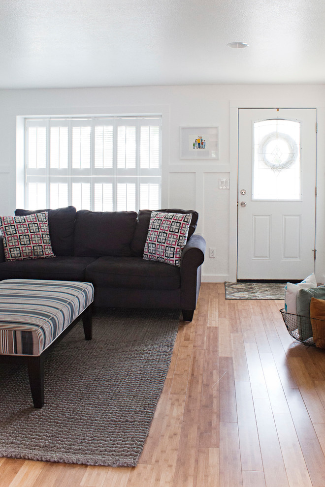 Источник вдохновения для домашнего уюта: большая открытая гостиная комната в морском стиле с белыми стенами, светлым паркетным полом и отдельно стоящим телевизором